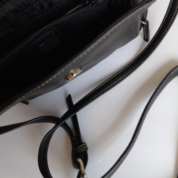 Small leather shoulder purse many compartments. Black leather faux leather trim. - Picture 6 of 8